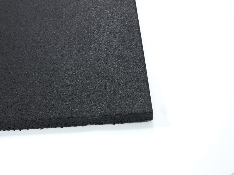 تنظيف أرضية المرآب المطاطية بالممسحة